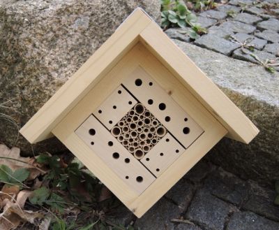 Wildbienen-Nisthilfe
